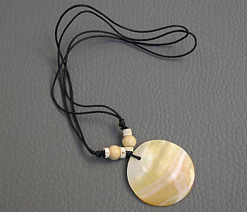 NECKLACE WITH PEARL SHELL PENDANT