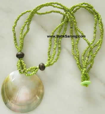 http://www.batiksarong.com/motherofpearlnecklacesindonesia/necklace-3-green.jpg